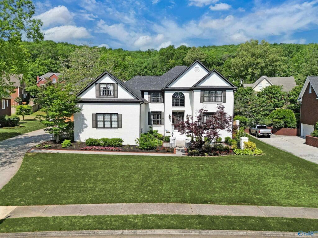 Scenic suburban homes in Hampton Cove, Huntsville, featuring lush greenery, golf courses, and family-friendly amenities.