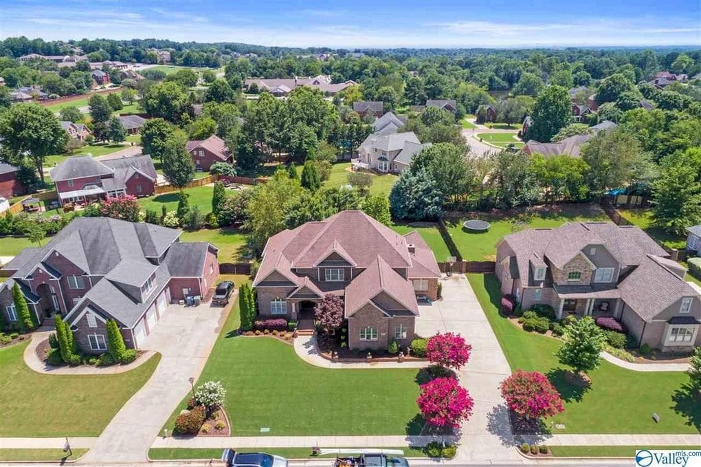Beautiful suburban homes in Madison, Alabama—one of Huntsville’s best neighborhoods for families, featuring tree-lined streets and parks.